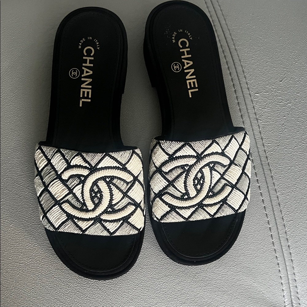 CHANEL Embroidered Pearl CC
Suede Flat Slide Mules Sandals Shoes
